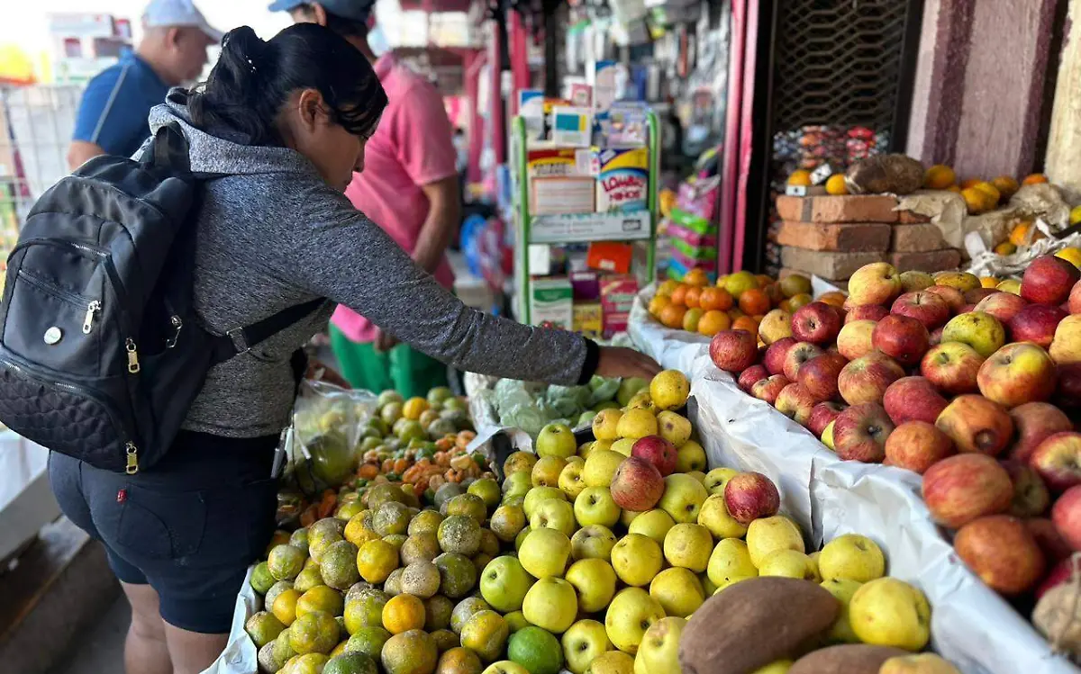 mujer comprando frutas